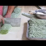 Xian Street Food – Making Chinese Spinach Noodles